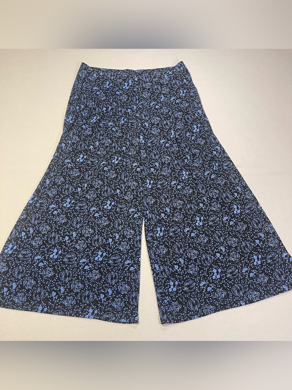 Cato Plus Size 22/24W Black Blue Floral Wide Leg Cropped Pants Women’s Pull On